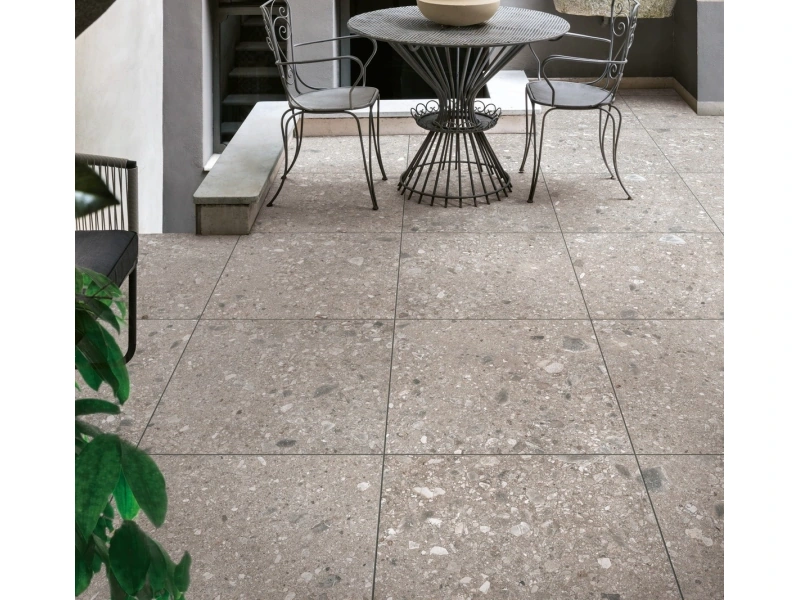 Płytki Marazzi Mystone Ceppo DI Gre efekt terrazzo w salonie z naturalnym oświetleniem