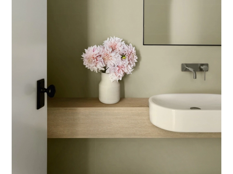 Płytki gresowe Marazzi Flora efekt kolor w nowoczesnym salonie z drewnianymi akcentami