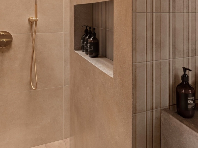 Marazzi Slow gres o efekcie terakoty na podłodze w nowoczesnym domu