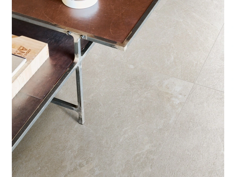 Marazzi Mystone Pietra Ligure – gres imitujący kamień naturalny w jasnym salonie w stylu skandynawskim