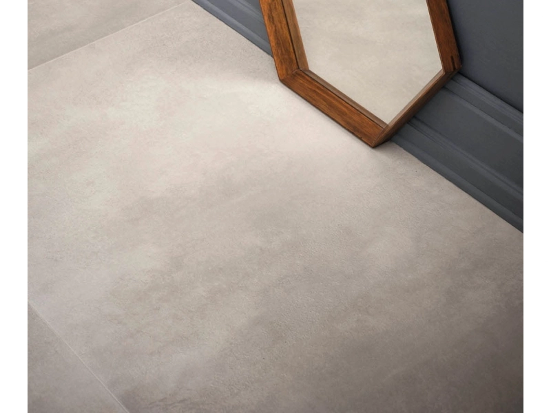 Gres Marazzi Powder efekt beton w przestronnym salonie z oknami tarasowymi