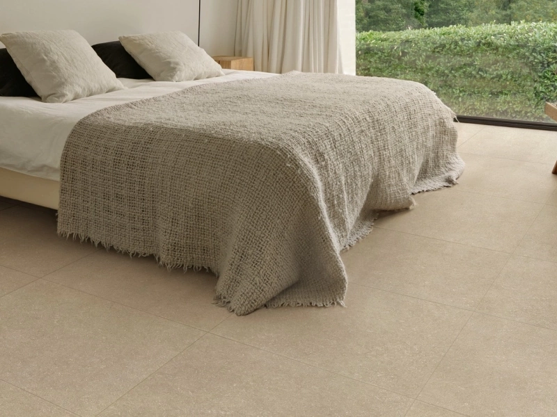 Płytki gresowe Marazzi Mystone Berici efekt kamień naturalny w eleganckim salonie z dużymi przeszkleniami