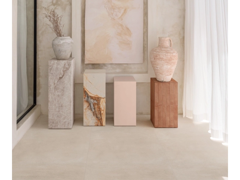 Płytki gresowe Marazzi Slow efekt terakota w eleganckim salonie z dużymi przeszkleniami