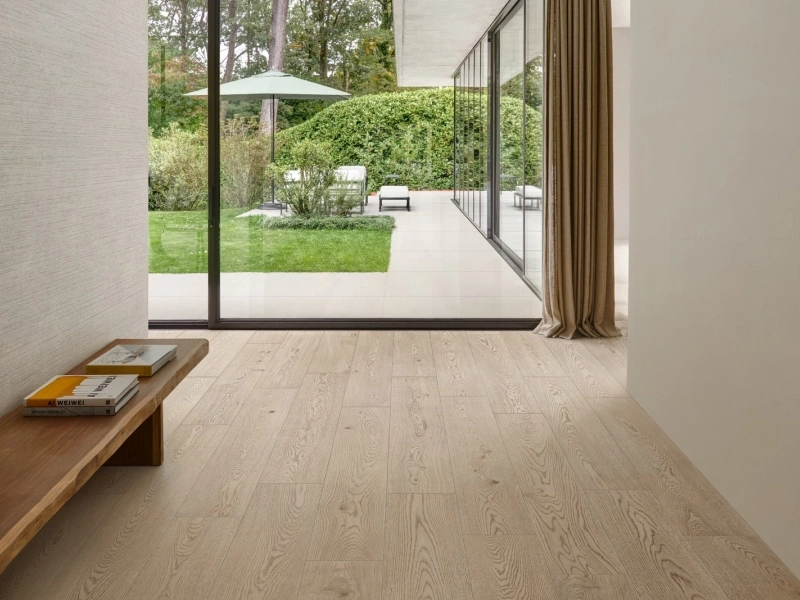 Płytki Marazzi Mystone Berici efekt kamień naturalny w salonie z naturalnym oświetleniem