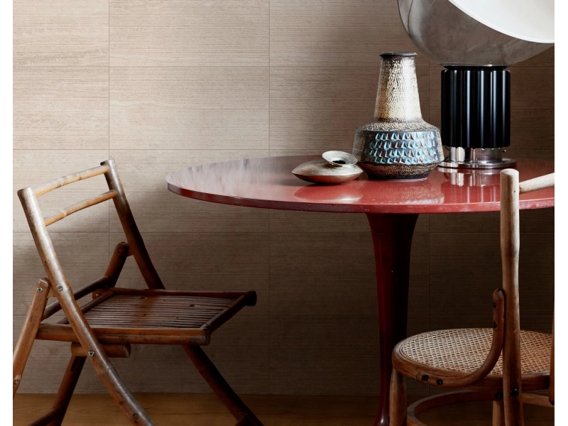 Marazzi Mystone Travertino gres o efekcie kamienia naturalnego w eleganckim wnętrzu z kominkiem