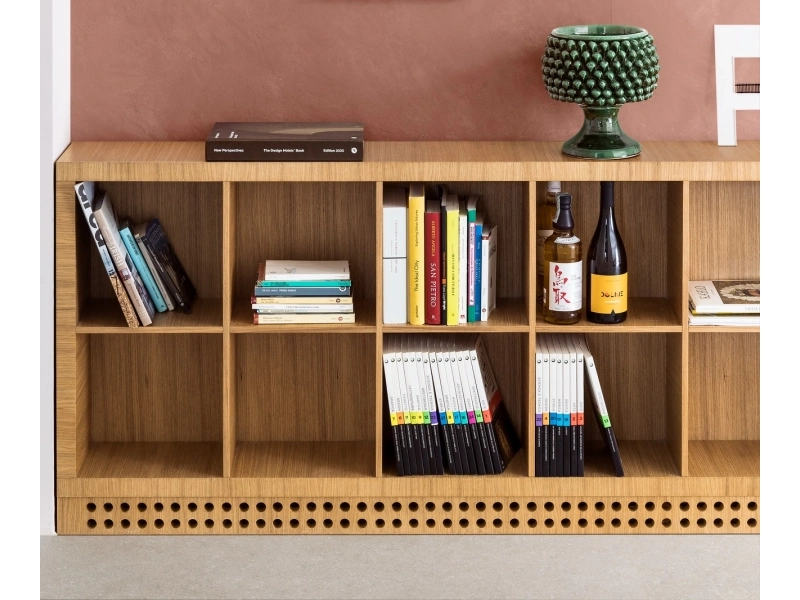 Płytki Marazzi Grande Resin Look efekt żywica w nowoczesnej aranżacji salonu