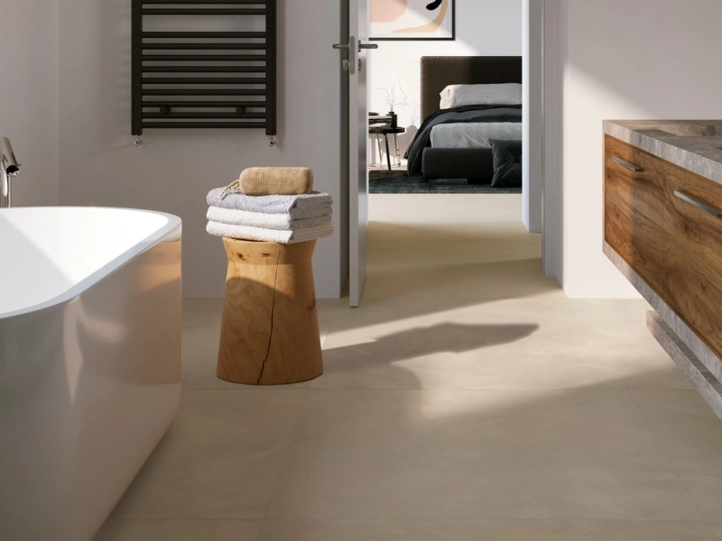 Gres Marazzi Grande Resin Look efekt żywica w nowoczesnym salonie