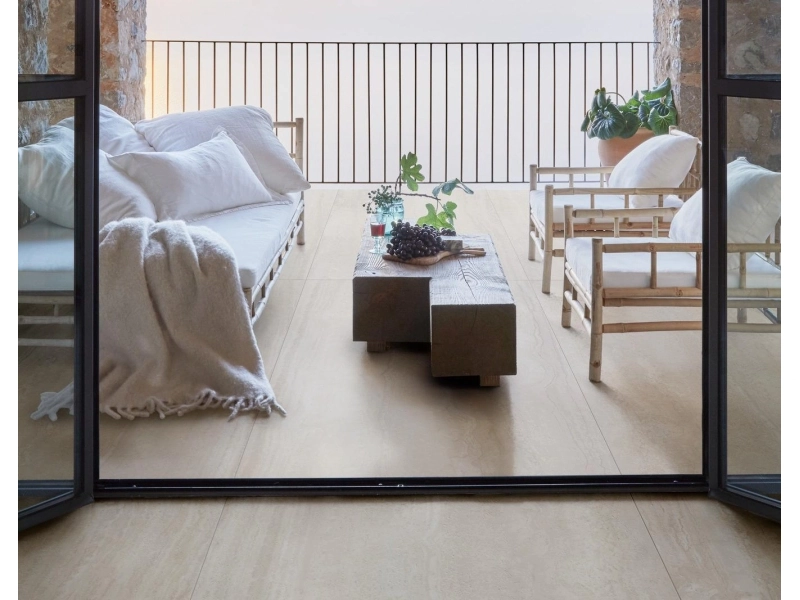 Gres Marazzi Mystone Travertino efekt kamień naturalny w salonie w stylu contemporary
