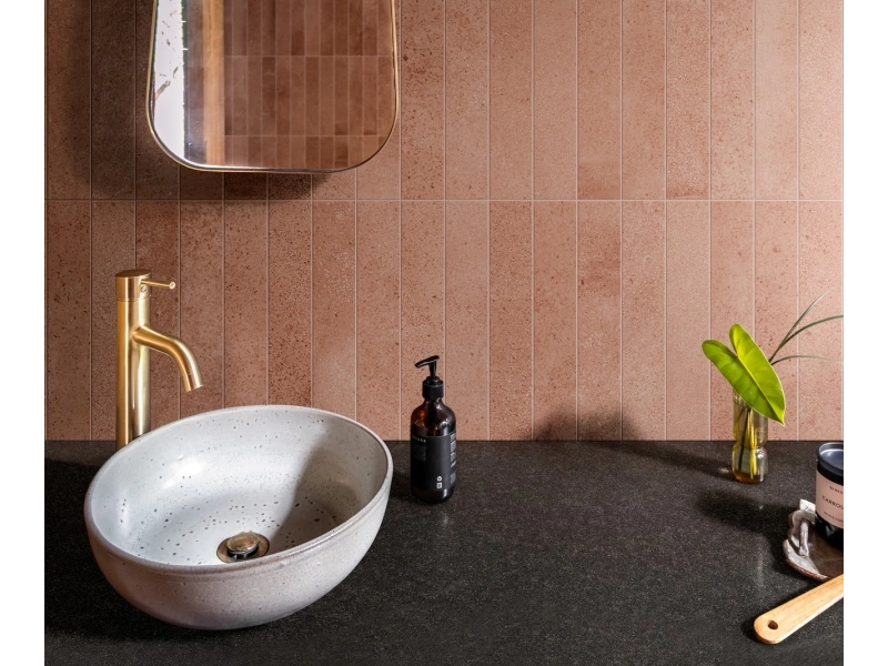 Płytki Marazzi Artcraft efekt terakota w nowoczesnej aranżacji salonu