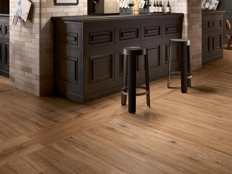 Gres porcelanowy Marazzi Treverktrend drewno w luksusowym salonie