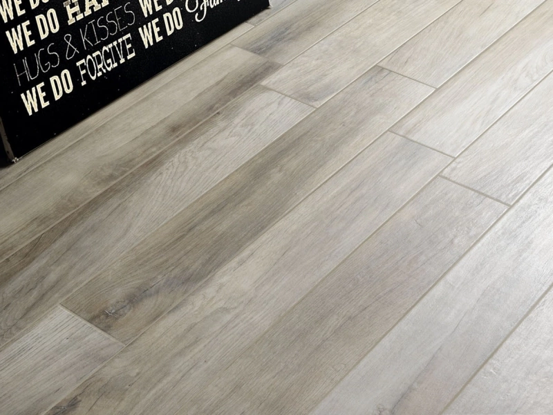 Gres porcelanowy Marazzi Treverkmood drewno w minimalistycznym wnętrzu