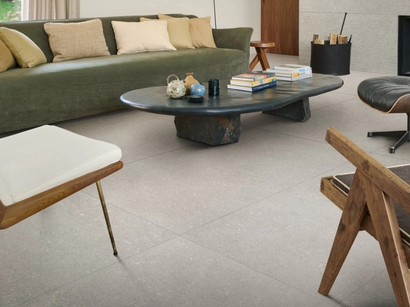 Gres Marazzi Mystone Berici efekt kamień naturalny w minimalistycznym salonie