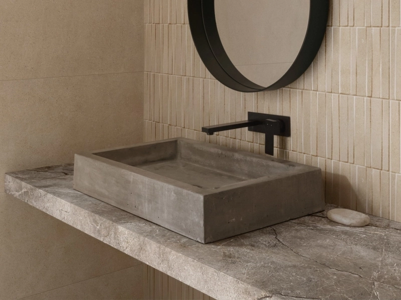 Płytki Marazzi Slow Wall efekt terakota w nowoczesnej aranżacji salonu