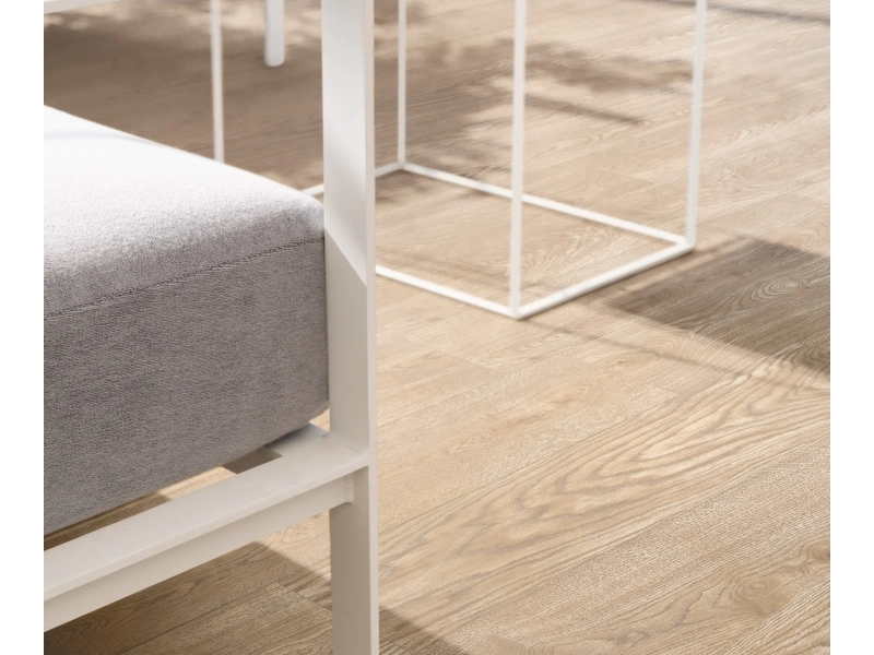 Gres Marazzi Vivo efekt drewno w nowoczesnym salonie