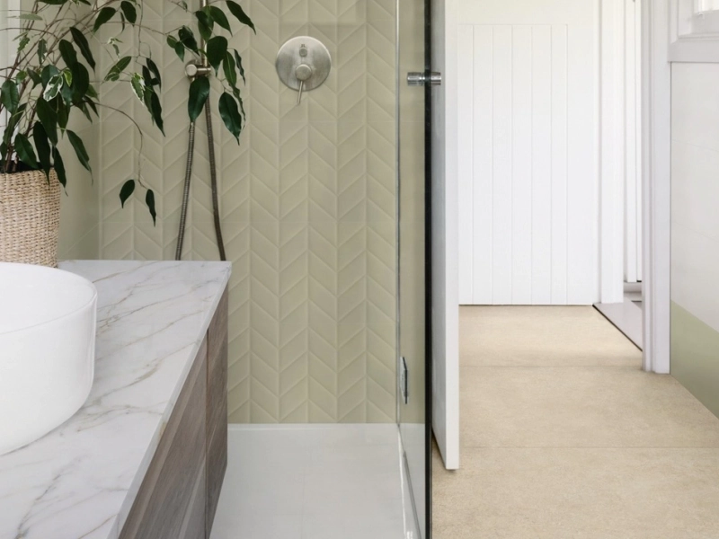 Płytki gresowe Marazzi Flora efekt kolor w eleganckim salonie z dużymi przeszkleniami