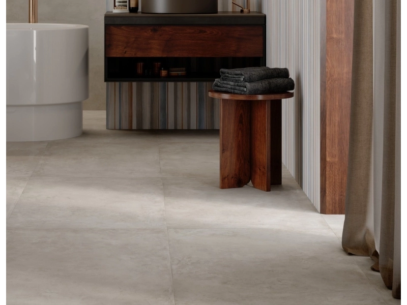 Marazzi Plaza – gres imitujący beton w jasnym salonie w stylu skandynawskim