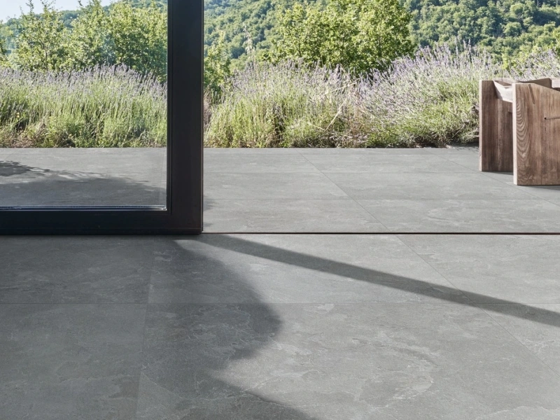 Marazzi Mystone Pietra Ligure gres o efekcie kamienia naturalnego w nowoczesnym apartamencie