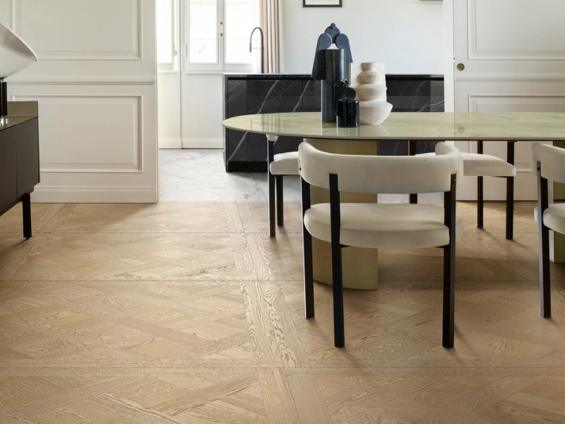 Wielkoformatowy gres Marazzi Intrecci efekt drewno w salonie z kominkiem