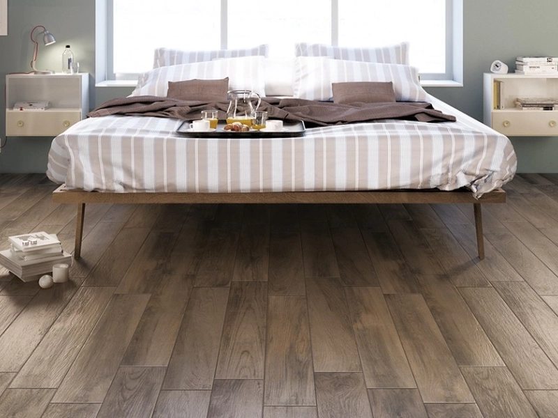 Marazzi Treverkmood gres o efekcie drewna w nowoczesnym apartamencie
