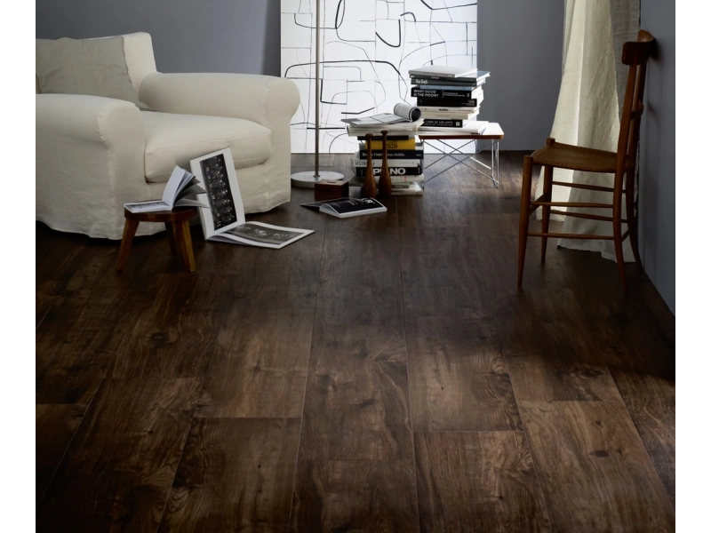 Płytki gresowe Marazzi Treverkhome efekt drewno w eleganckim salonie z dużymi przeszkleniami