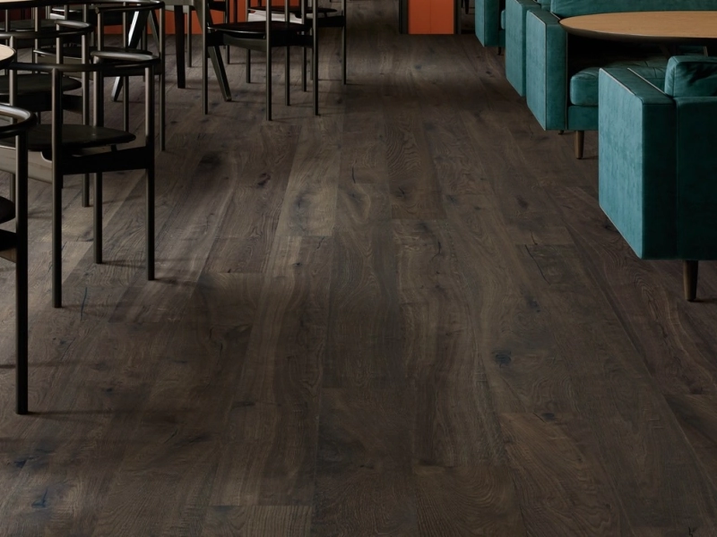 Wielkoformatowy gres Marazzi Vero efekt drewno w salonie z kominkiem