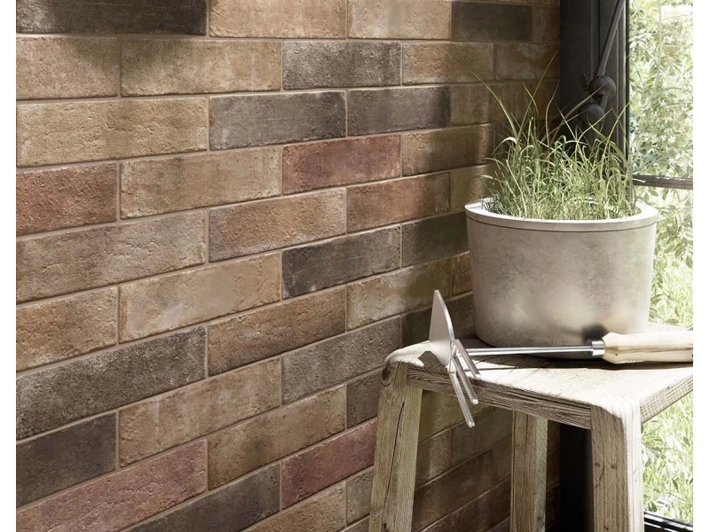 Marazzi Terramix – gres imitujący cegłę w jasnym salonie w stylu skandynawskim