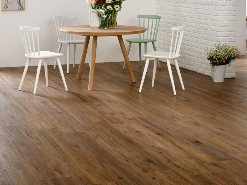 Płytki gresowe Marazzi Treverktrend efekt drewno w nowoczesnym salonie z drewnianymi akcentami