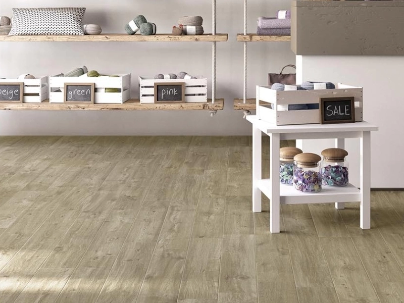 Gres porcelanowy Marazzi Treverkway drewno w minimalistycznym wnętrzu