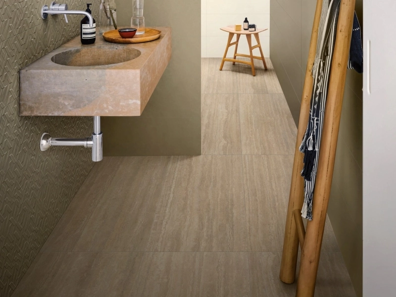 Płytki gresowe Marazzi Racconti efekt kamień naturalny w nowoczesnym salonie z drewnianymi akcentami