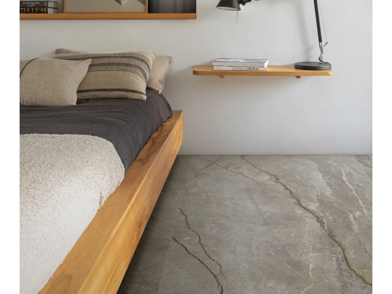 Marazzi Mystone Silver Root – gres imitujący kamień naturalny w jasnym, przestronnym salonie