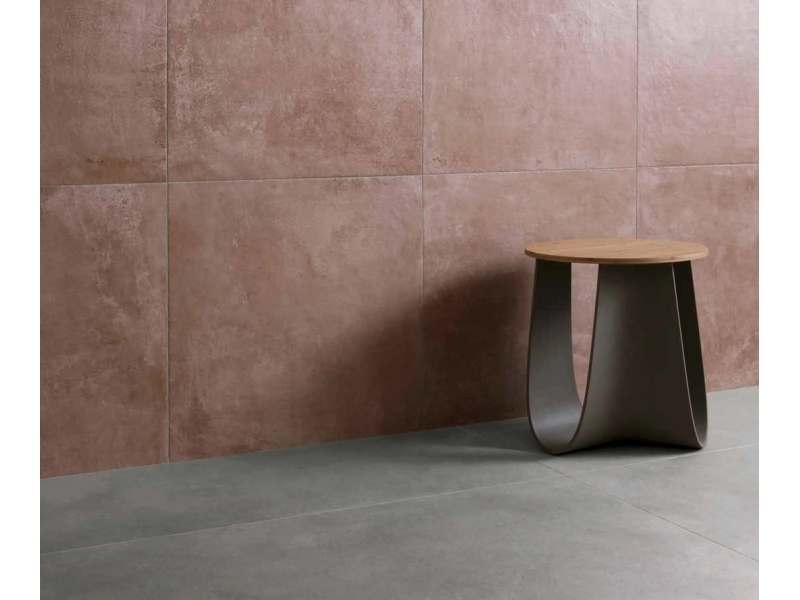 Płytki gresowe Marazzi Cotti D'italia efekt terakota w eleganckim salonie z dużymi przeszkleniami