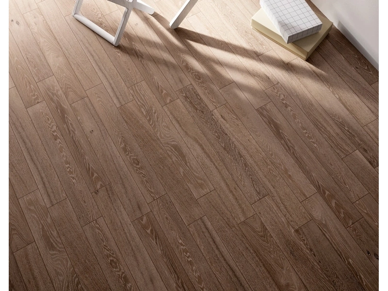 Płytki Marazzi Treverkcharme efekt drewno w nowoczesnej aranżacji salonu