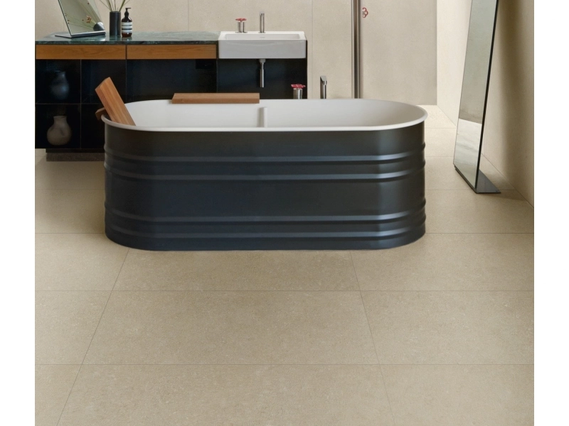 Marazzi Mystone Berici – gres imitujący kamień naturalny w jasnym, przestronnym salonie