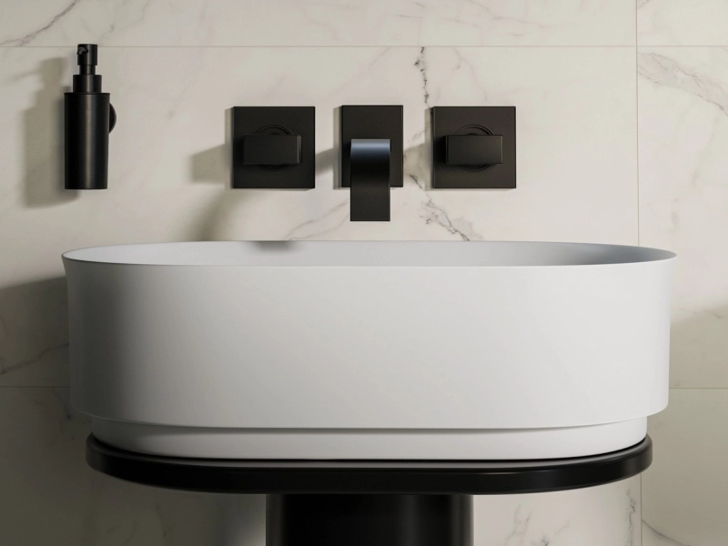 Płytki gresowe Marazzi Allmarble Wall efekt marmur w eleganckim salonie z dużymi przeszkleniami