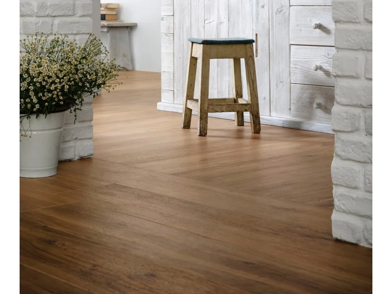 Płytki gresowe Marazzi Treverktrend efekt drewno w eleganckim salonie z dużymi przeszkleniami