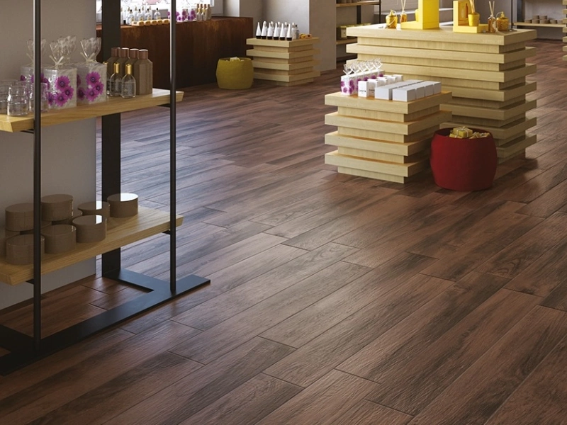 Marazzi Treverkmood – gres imitujący drewno w jasnym salonie w stylu skandynawskim