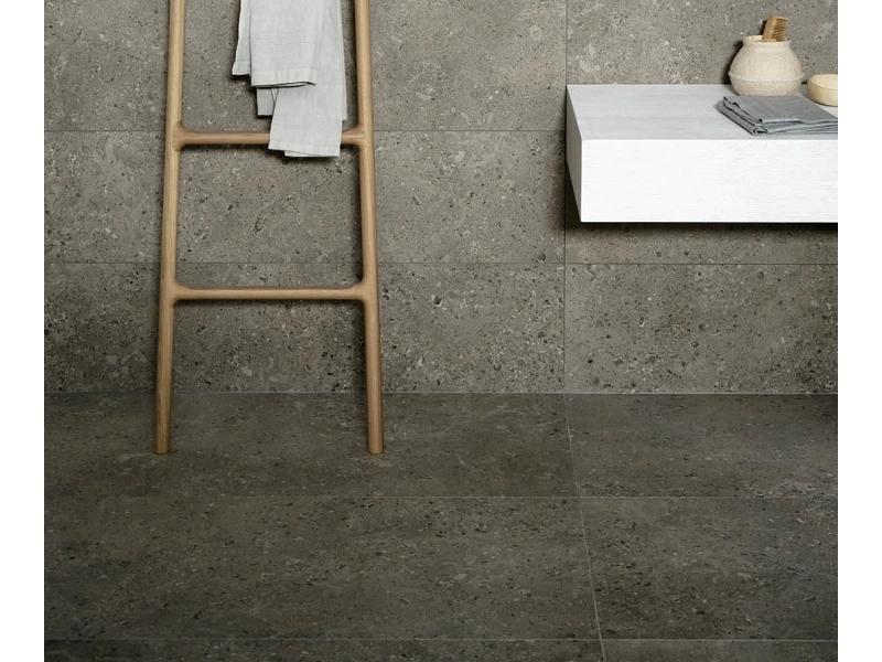 Marazzi Mystone Gris Fleury – gres imitujący kamień naturalny w jasnym, przestronnym salonie