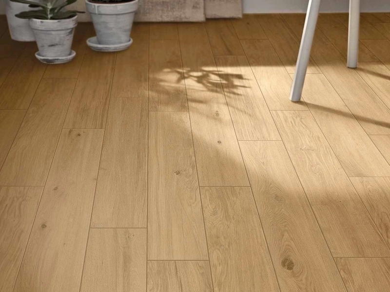 Płytki gresowe Marazzi Treverklook efekt drewno w eleganckim salonie z dużymi przeszkleniami