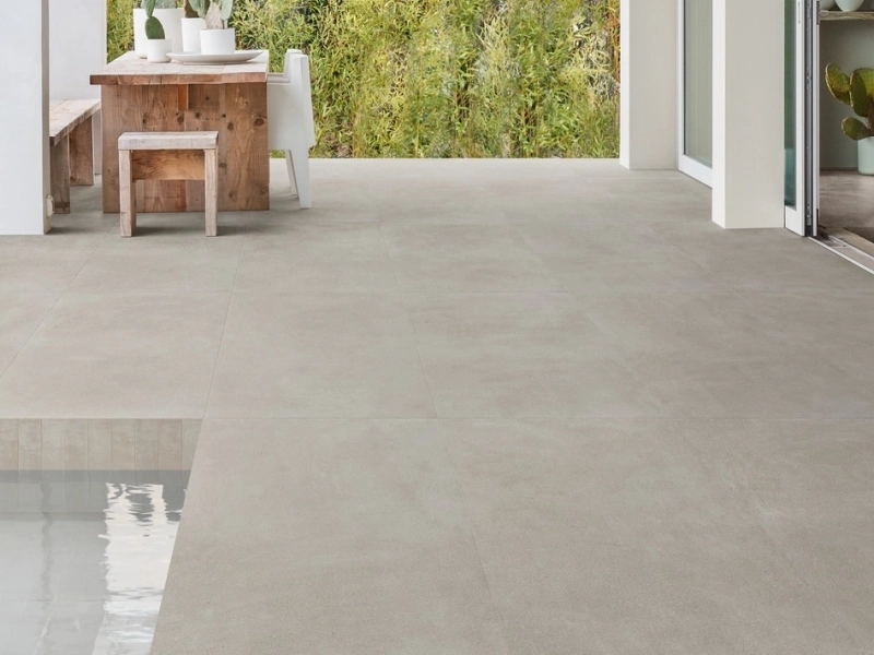 Marazzi Slow Cold – gres imitujący terakotę w jasnym salonie w stylu skandynawskim