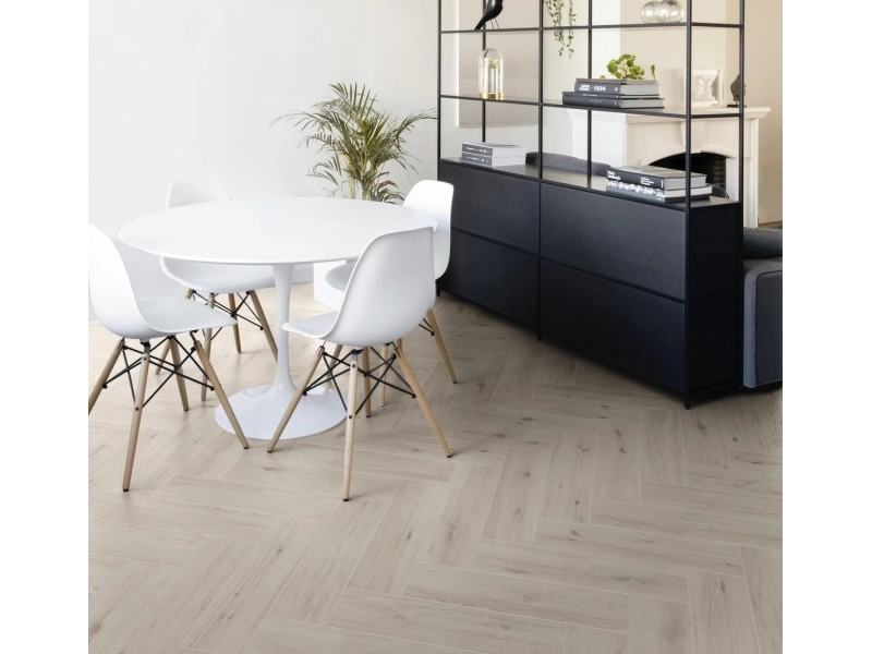 Płytki gresowe Marazzi Homy efekt drewno w eleganckim salonie z dużymi przeszkleniami