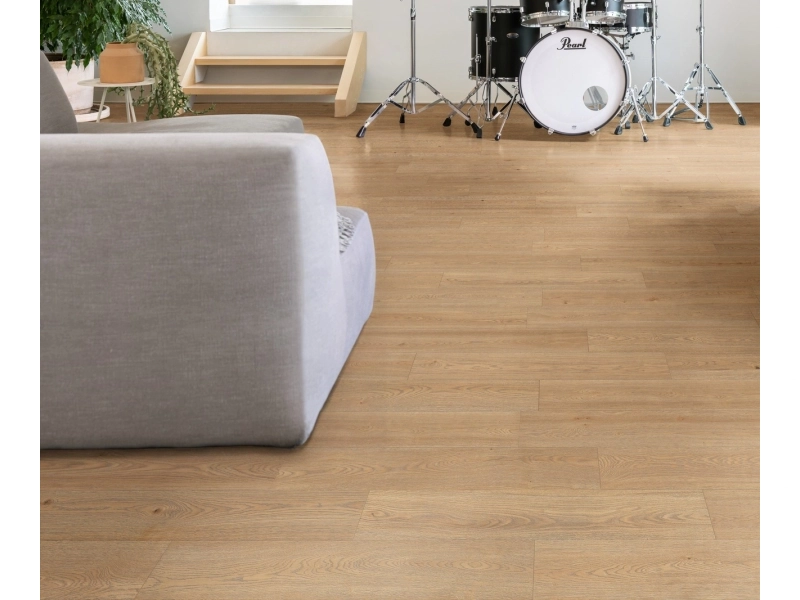 Gres porcelanowy Marazzi Alma drewno w minimalistycznym wnętrzu