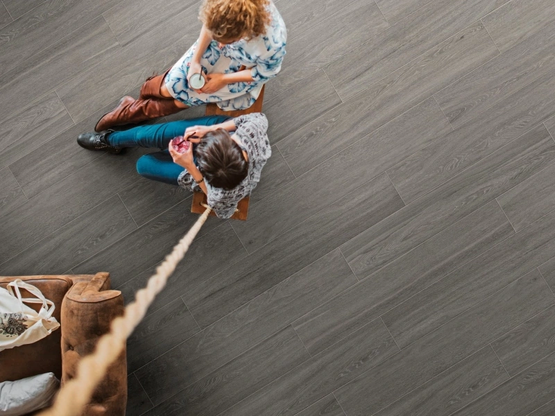 Płytki gresowe Marazzi Treverkview efekt drewno w eleganckim salonie z dużymi przeszkleniami