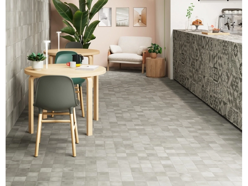 Płytki gresowe Marazzi D_segni Blend efekt kolor w eleganckim salonie z dużymi przeszkleniami