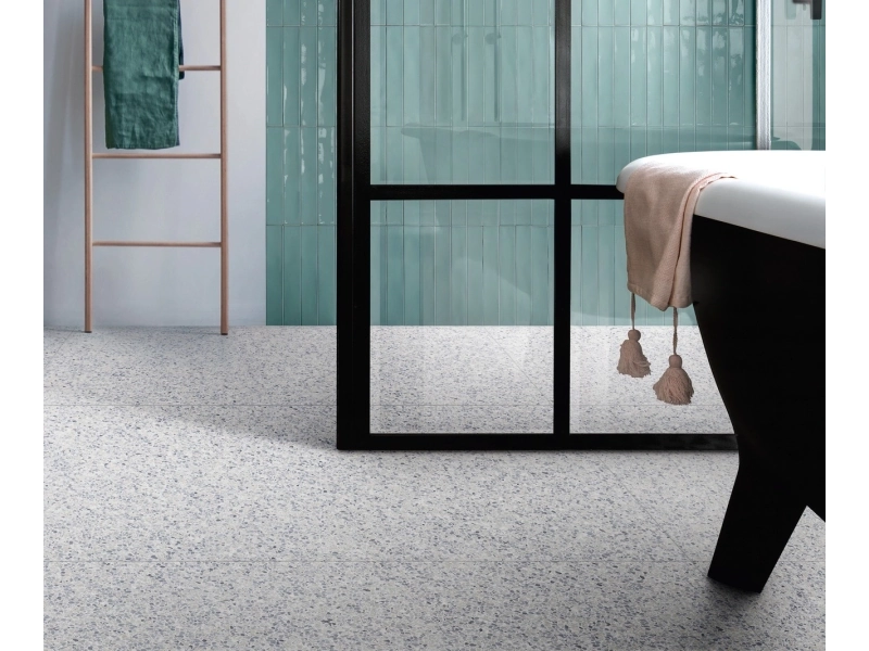 Gres porcelanowy Marazzi Frammento terrazzo w luksusowym salonie