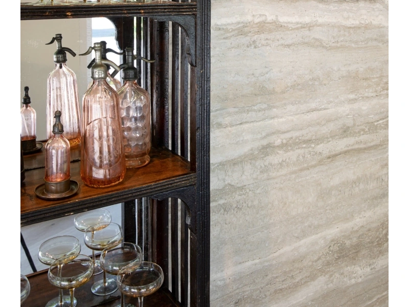 Marazzi Mystone Travertino gres o efekcie kamienia naturalnego na podłodze w nowoczesnym domu