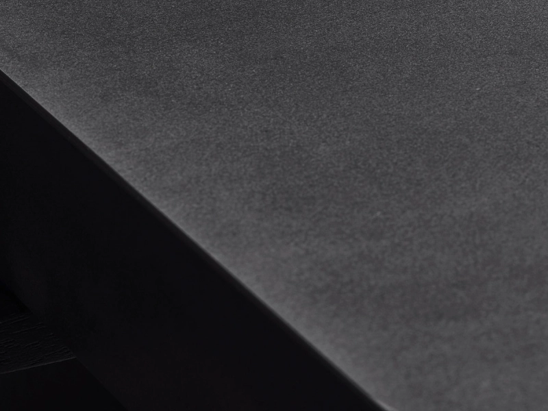 Marazzi Grande Metal Look – gres imitujący metal w jasnym, przestronnym salonie