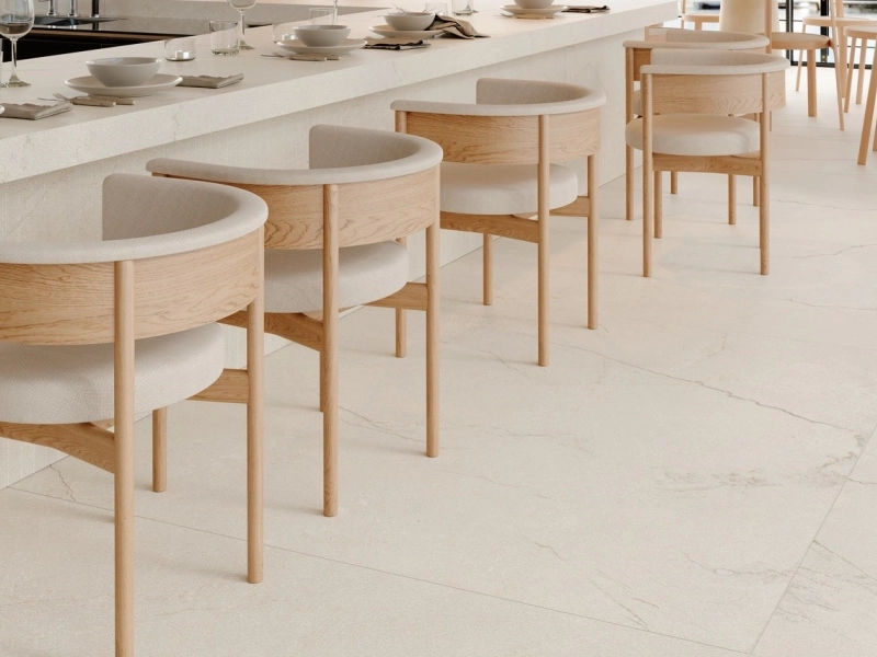 Gres Marazzi Grande Stone Look efekt kamień naturalny w minimalistycznym salonie
