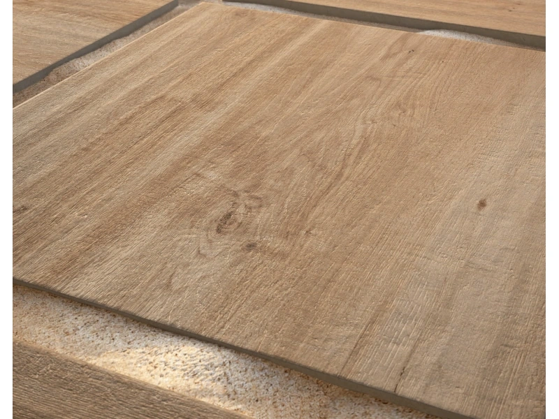 Płytki gresowe Marazzi Treverkhome efekt drewno w nowoczesnym salonie z drewnianymi akcentami