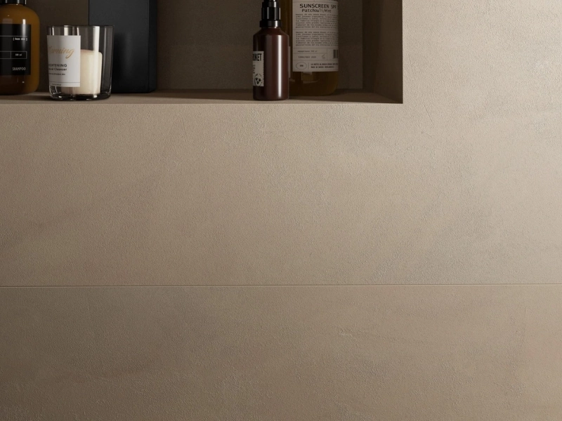Marazzi Grande Resin Look gres o efekcie żywica na podłodze w nowoczesnym domu
