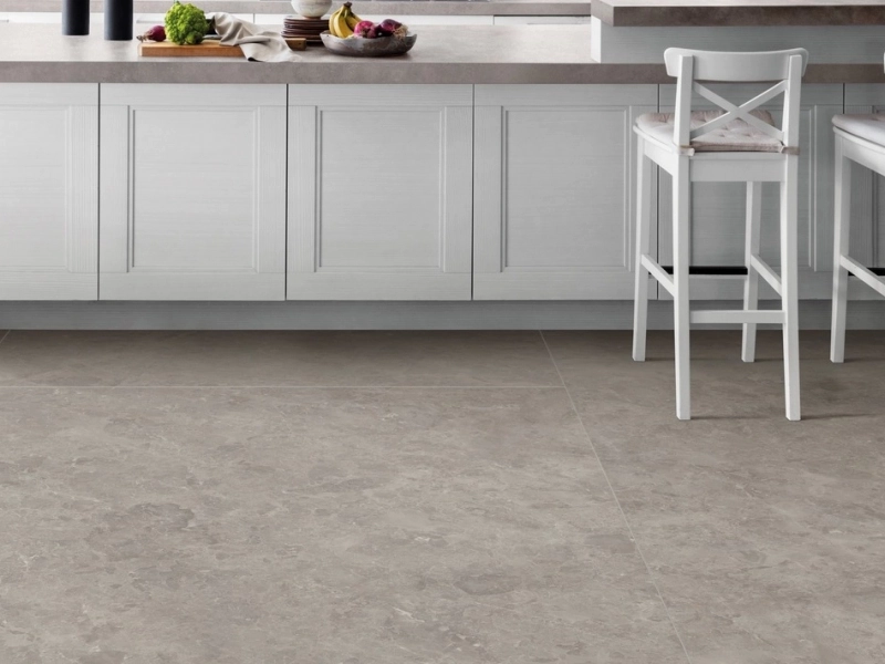 Marazzi Grande Stone Look gres o efekcie kamienia naturalnego w eleganckim wnętrzu z kominkiem